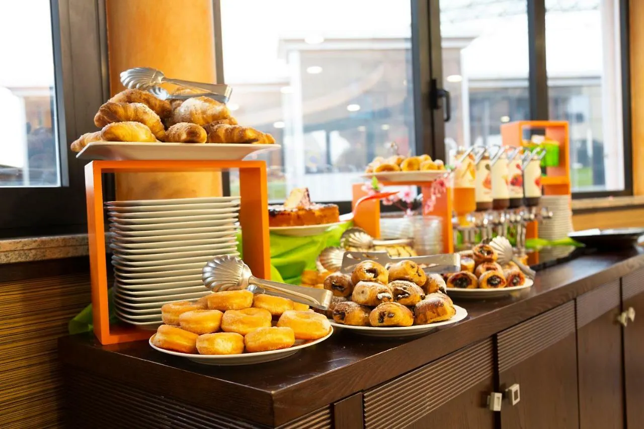 Ih Hotels Roma La Mela 4*, Rome
